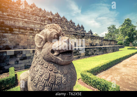 Majestic rock statue de Lion Guard. Ancien bas-reliefs représentant des personnages bouddhistes. La sculpture sur pierre très détaillées de Borobudur temple à Magelang. J Banque D'Images