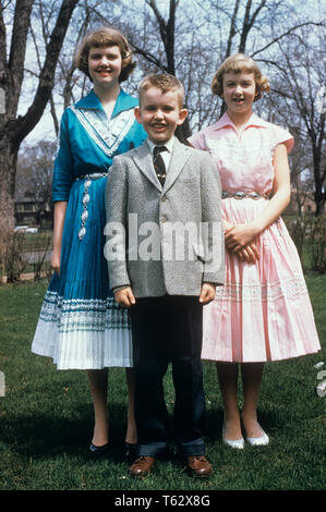 Années 1950 1958 jeune garçon et deux filles adolescentes DÉGUISÉS POSANT POUR LA PHOTO AU PRINTEMPS YARD LOOKING AT CAMERA - kj11756 KNA001 FEMELLES HARS FRÈRES DIMANCHE DE PÂQUES ACCUEIL NOTRE ÉTAT DE VIE COPIE ESPACE ENFANTS personnes demi-longueur d'AMITIÉ ADOLESCENTE MÂLES FRÈRES SOEURS CONFIANCE CONTACT OCULAIRE ROBES PRETEEN BOY costume et cravate BONHEUR ENJOUÉ ET JUSQU'POSING PRETEEN SŒUR SOURIRE ÉLÉGANT JOYEUX DIMANCHE MEILLEUR 1958 adolescents pré-ADO FILLE PRINTEMPS PRINTEMPS jeune ensemble à l'ANCIENNE Origine ethnique Caucasienne Banque D'Images