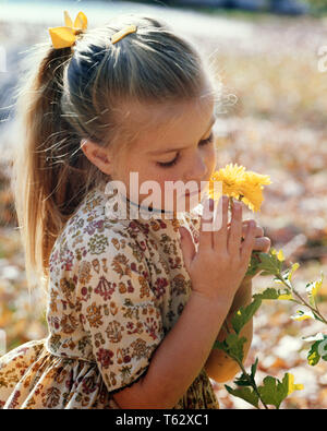 1960 Petite fille aux fleurs jaunes en queue de l'humeur rêveuse - kj3419 FTZ001 HARS PENSIVE INSPIRATION RÉFLÉCHIE SÉRÉNITÉ SPIRITUALITÉ RÊVES TÊTE ET ÉPAULES HIGH ANGLE REFLECTIVE PENSE QUE CHRYSANTHÈME AUTOMNE TISSU impression naïve reflétant l'HUMEUR QUEUE DE MÉDITER MÉDITER COMPTE CONNEXION PERDU CONFIANCE DANS LA PENSÉE CONTEMPLATIVE élégant méditer la croissance des juvéniles de rêve d'automne de l'origine ethnique caucasienne JEUNE MÉDITATIF CONSIDÉRANT INNOCENCE INNOCENT Old Fashioned Banque D'Images