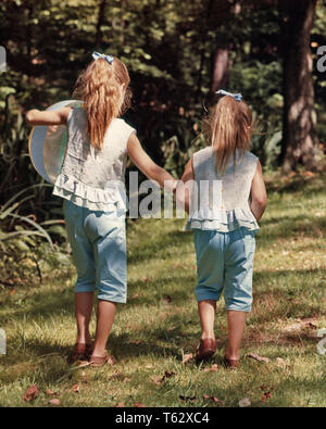 1960 DEUX SOEURS FILLES TENUES CORRESPONDANT À LA MAIN PONYTAILS BIG GRASS et petite soeur - kj3425 FTZ001 HARS ACCUEIL RURAL COPIE ESPACE VIE PLEINE LONGUEUR D'AMITIÉ CORRESPONDANCE INSPIRATION PRENDRE SOIN SÉRÉNITÉ FRÈRES SOEURS DE L'OMBRE ET DE CONTREPARTIE DIRECTION TENUES D'ENFANT DE L'HUMEUR VUE ARRIÈRE VUE ARRIÈRE ÉLÉGANT CONNEXION CROISSANCE COOPÉRATION SOLIDARITÉ jeunes queues de jeune à l'ANCIENNE Origine ethnique Caucasienne Banque D'Images