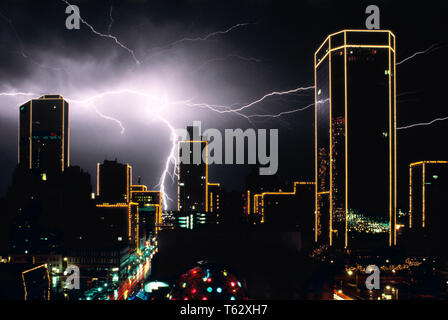 1980 Lightning Bolt DÉCHARGE AU FIL DES BÂTIMENTS DE LA VILLE nuit à Forth Worth au Texas USA - kl15411 BLE001 HARS ARCHITECTURE ELECTRICITÉ NATURE UNITED STATES COPIE ESPACE SCENIC UNITED STATES OF AMERICA DANGER RISQUE BÂTIMENTS AMÉRIQUE DU NORD GRANDE STRUCTURE DE L'ANGLE DE LA PROPRIÉTÉ DE L'ENVIRONNEMENT EXTÉRIEUR DRAMATIQUE PUISSANT ÉCLAIR GRÈVE À FORT WORTH IMMOBILIER STRUCTURES CONCEPTUELLES AU SUD-OUEST DE L'ÉDIFICE SEUL ORAGE FOUL VISTA MAUVAIS TEMPS MAUVAIS TEMPS FLASH TX NUIT VIS VAUT DÉCHARGE CITYSCAPE LONE STAR STATE spectaculaire à l'ANCIENNE MÉTÉOROLOGIE THUNDER Banque D'Images