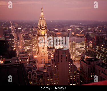 1960 Vue de nuit en l'HÔTEL DE VILLE DE PHILADELPHIE TOUR DE L'HORLOGE QUAND PAS D'AUTRES BÂTIMENTS ÉTAIENT PLUS GRANDS QUE BILLY PENN'S HAT - kp1133 HAR001 HARS, édifice de style SECOND EMPIRE CALCAIRE INFORMEL National Historic Landmark Taller de nuit Tour de l'horloge de l'AMOUR FRATERNEL HAR GRANIT001 old fashioned William Penn Banque D'Images