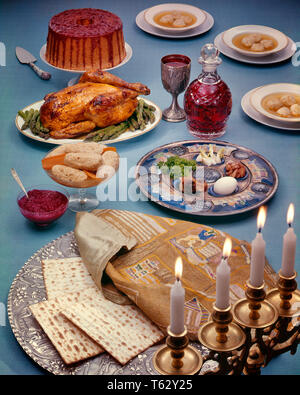 1970 SEDER JUIF TABLE alimentaire nourriture cachère, CÉRÉMONIE RELIGIEUSE POUR LA PÂQUE - KR34158 PHT001 HARS ÉMOTIONS ÉMOTIONNELLE GALETTE DÉBUT JUIF HÉBREU OLD FASHIONED REPRÉSENTATION Banque D'Images