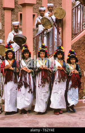 80 danseurs et musiciens folkloriques à l'OASIS Marrakech MAROC - KR70047 VAL001 Excitation HARS PROFESSIONS FIERTÉ ISLAMIQUE ÉLÉGANT FOLK ARTISTES MARRAKECH MAROC AFRIQUE DU NORD À L'ANCIENNE AFRIQUE DU NORD AFRIQUE VOYAGE Banque D'Images