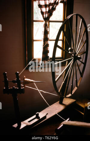 Années 1700 Années 1800 Années 1960 L'Amérique coloniale grande roue tournante POUR LA FABRICATION DE FILS DE LAINE APPELÉE UNE ROUE DE MARCHE - ks14488 KRU001 HARS 1700 Old Fashioned Banque D'Images