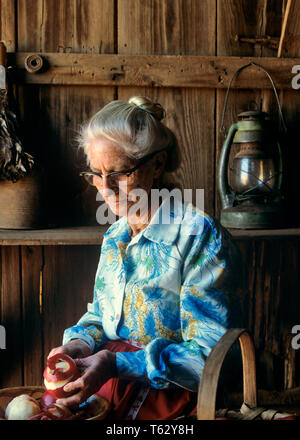 1980 PORTRAIT OF SENIOR WOMAN PEELING UN APPLE EN MILIEU RURAL - ks25264 TAY001 ANCIENS HARS PEELING femme âgée à l'ANCIENNE Origine ethnique Caucasienne Banque D'Images