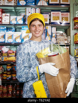 Femme au foyer des années 1960 SMILING WOMAN HOLDING GROCERY BAG SAC À MAIN JAUNE ROBE BLEU PORTANT TURBAN JAUNE HAT et gants blancs - KS5430 LAW001 HARS 1 COMMUNICATION D'IMPRESSION D'USURE DES JEUNES ADULTES HEUREUX JOIE SATISFACTION DE VIE SANTÉ GROWNUP FEMELLES ACCUEIL ESPACE COPIE DE LA VIE, mi-longueur CHERS PERSONNES ADULTE, CONTACT AVEC LES YEUX DE L'ACHETEUR DE CONFIANCE BIENVEILLANTE MAÎTRESSE DE BONHEUR joyeux et SHOPPERS MÉNAGÈRES MÉNAGÈRES NOURRITURE JOYEUX SOURIRES TURBAN ÉLÉGANT GANTS BLANC FEMME jeune adulte l'origine ethnique caucasienne CHEF WARE Old Fashioned Banque D'Images