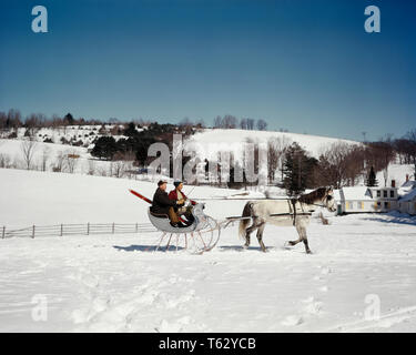 1960 COUPLE HOMME FEMME ÉQUITATION DANS L'exécution des skis de neige TRAÎNEAU TIRÉ PAR UN CHEVAL GRIS AVEC CRINIÈRE ET LA QUEUE NOIR VERMONT USA - KW2710 LAW001 HARS VIEILLE NOSTALGIE DU TEMPS 1 à l'est l'ancienne vie JOIE SKIS FEMMES CÉLÉBRATION RURALE MARIÉS MARI CONJOINT GROWNUP UNITED STATES COPIE ESPACE AMITIÉ PERSONNES pleine longueur des Etats-unis D'AMÉRIQUE HOMMES QUEUE TRAÎNEAU TRANSPORT AMÉRIQUE DU NORD-AMÉRICAINE DE LA LIBERTÉ D'HIVER SAISON D'HIVER LE BONHEUR d'excitation des NORD-EST PAR LA RÉGION DE L'EST DE LA CÔTE EST APPELÉE CONCEPTUELLE ÉLÉGANTE CRÉATURE ÉQUINE VT MAMMIFÈRE GRIS CUTTER MID-ADULT MID-ADULT MAN Banque D'Images