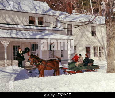 1960 VISITE FAMILLE équitation de cheval tirant un traîneau de ferme jusqu'à l'avant de l'établissement COUNTRY INN CHAMBRE D'HIVER ENNEIGÉS JOUR VERMONT USA - KW2716 LAW001 HARS 3 CIRCONSCRIPTION, QUATRE PAYS VOYAGE PAIRE NOSTALGIQUE ROMANTIQUE TIRANT 4 COMMUNAUTÉ D'AGRICULTEURS VERMONT VIEUX COULEUR TEMPS NOSTALGIE SURPRISE ANCIENNE MODE 1 BIENVENUE À L'EST LE TRAVAIL D'ÉQUIPE LES FAMILLES DE VACANCES JOIE SATISFACTION DE VIE CHEZ LES FEMMES RURALES CÉLÉBRATION MARIÉS MARI CONJOINT VIE ACCUEIL LUGE GROWNUP UNITED STATES COPIE ESPACE PLEINE LONGUEUR D'AMITIÉ MESDAMES PERSONNES ADULTE, États-Unis d'Amérique s'occupent de transport de neige Traîneau MÂLES AGRICULTURE AMÉRIQUE DU NORD HIVER Banque D'Images