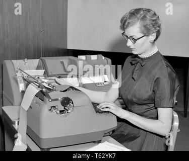 Femme des années 1950 MACHINE À ÉCRIRE ÉLECTRIQUE À LA CRÉATION DE CARTES DE TRAITEMENT DE DONNÉES IBM POUR CARDATYPE SYSTÈME COMPTABLE - o1221 HAR001 LUNETTES HARS B&W DE COMPÉTENCES COMPÉTENCES DE TRAITEMENT DE L'OCCUPATION DES PROGRÈS DU TRAVAIL DE L'INNOVATION Créer de l'emploi professions comptables Saisie de données employé clé d'entrée SECRÉTAIRES PUNCH MID-ADULT MID-ADULT WOMAN NOIR ET BLANC DE L'ORIGINE ETHNIQUE CAUCASIENNE HAR001 BUREAU À L'ANCIENNE ouvrière Banque D'Images