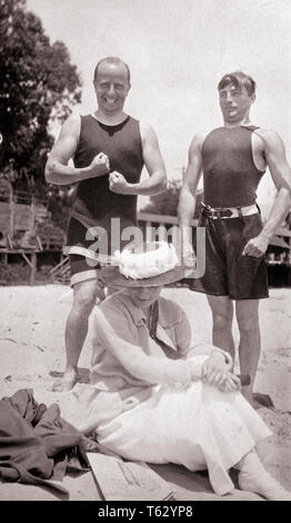 Années 1910 DEUX ENNUYEUX HOMMES PRÉTENDANTS DANS LEURS COSTUMES DE BAINS FLEXING MUSCLES EMBARRASSÉ FEMME se cachant sous HAT SITTING ON BEACH - o3870 HAR001 HARS ECHELLE STYLE BANDE DESSINÉE ADAPTÉE À LA CONCURRENCE DES JEUNES ADULTES HEUREUX JOIE VIE FEMMES MONTRANT COPIE ESPACE SANTÉ mi-longueur amitié CHERS PERSONNES DE CONDITION PHYSIQUE EXPRESSIONS CONFIANCE MÂLES B&W HUMORISTIQUE SUMMERTIME STYLES GAIES TOURNANT DU 20ème siècle l'EXCITATION FIERTÉ COMIQUE LOISIRS SMILES MAILLOT NAGEURS EMBARRASSANT EMBARRASSÉ ENNUYEUX JOYEUSE COMÉDIE ÉLÉGANTE MUSCLES MAILLOTS MAILLOT PEINE FASHIONS MID-ADULT Banque D'Images