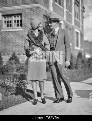 Années 1920 SMILING COUPLE HOMME FEMME MARCHANT bras dessus bras dessous femme PORTANT MANTEAU AVEC FOURRURE - p2488 HAR001 HARS FEMELLES VIE conjoint marié ÉPOUX SANTÉ ACCUEIL ESPACE COPIE VIE PLEINE LONGUEUR D'AMITIÉ Chers hommes PERSONNES B&W costume et cravate STYLES BONHEUR CLOCHE CONNEXION GARNITURE COOPÉRATION ÉLÉGANT FASHIONS MID-ADULT MID-ADULT WOMAN SOLIDARITÉ FEMMES YOUNG ADULT WOMAN NOIR ET BLANC DE L'ORIGINE ETHNIQUE CAUCASIENNE HAR001 old fashioned Banque D'Images