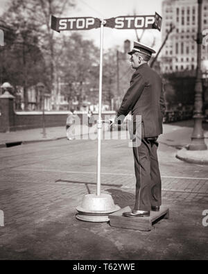 1940 AGENT DE LA CIRCULATION L'ARTICLE BOÎTE EN BOIS avec commande à main à un sémaphore d'arrêter à la place de l'indépendance de Philadelphie, en Pennsylvanie, USA - q41871 CPC001 TRANSPORT HARS B&W COP DE PROTÉGER ET SERVIR LES PROFESSIONS DIRECTION PA AGENTS UNIFORMES POLICIERS FLICS COOPÉRATION SÉMAPHORE LA MID-ADULT WOMAN MAN SOLUTIONS BADGES BADGE NOIR ET BLANC DE L'ORIGINE ETHNIQUE CAUCASIENNE VILLE DE L'AMOUR FRATERNEL Old Fashioned Banque D'Images