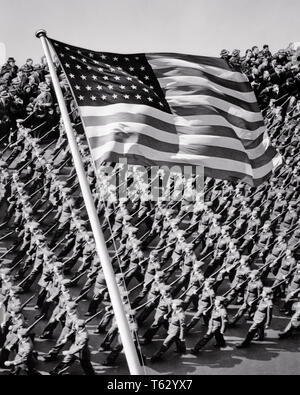 1940 NEW YORK CITY PLAN DES TROUPES d'hommes marchant avec USA 48 étoiles superposées DU PAVILLON EN PREMIER PLAN - q42140 CPC001 B&W SPIRITUALITÉ HARS LIBERTÉ SUCCÈS HIGH ANGLE FORCE VICTOIRE COURAGE EXCITATION PUISSANT LEADERSHIP DIRECTION GOTHAM-GUERRES SECONDE GUERRE MONDIALE DE LA FIERTÉ LA SECONDE GUERRE MONDIALE LA SECONDE GUERRE MONDIALE EN D'AUTORITÉ POLITIQUE PROFESSIONS NYC NEW YORK CONCEPTUELLE DES UNIFORMES DES TROUPES élégantes villes WORLD WAR 2 étoiles 48 NEW YORK CITY HONNEUR PRECISION RED WHITE AND BLUE STARS ET NOIR ET BLANC à l'ancienne d'avant-plan droit superpose Banque D'Images