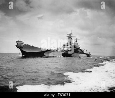 1940 NSU USS MISSOURI BB-63 la DEUXIÈME GUERRE MONDIALE, IOWA-CUIRASSÉ DE CLASSE EN MER JUIN 1944 PORTANT RÉGIME DE LA PEINTURE DE CAMOUFLAGE RAZZLE DAZZLE - q74715 CPC001 HARS, FIERTÉ DES GUERRES MONDIALES LA PREMIÈRE GUERRE MONDIALE LA SECONDE GUERRE MONDIALE SECONDE GUERRE MONDIALE GUERRE DE CORÉE AU CUIRASSÉ AUTORITÉ UNITED STATES NAVY élégant 2 GUERRE MONDIALE, LA FORCE ARMÉE DAZZLE IOWA-CLASS 1944 Photographie noir et blanc à l'ANCIENNE JUIN SEPTEMBRE Banque D'Images