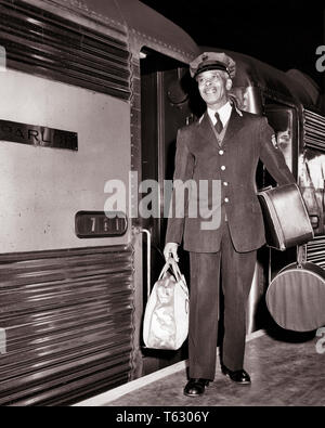 1950 SMILING AFRICAN AMERICAN MAN REDCAP PORTER TRANSPORT DES BAGAGES PAR PASSAGER DE SIDE RAILROAD TRAIN - r190 HAR001 HARS EMPLOI VIE PLEINE LONGUEUR DE PASSAGERS TRANSPORT PERSONNES MÂLES B&W OCCUPATION COMPÉTENCES COMPÉTENCES DE LA PLATE-FORME DE SERVICE À LA CLIENTÈLE force joyeuse africains-américains africains-américains NOIR ORIGINE ASSISTANCE PROFESSIONS FIERTÉ JOYEUX SOURIRES MI-EMPLOYÉ DE SOUTIEN DES PROFILS MID-ADULT MAN PORTER BONNET ROUGE NOIR ET BLANC PORTEUR HAR001 vieille voiture pullman américains africains Banque D'Images