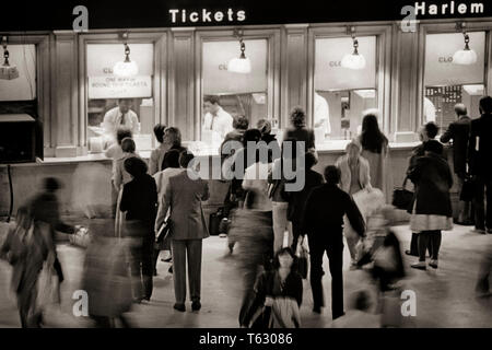 1980 PERSONNES EN ATTENTE EN LIGNE DE TICKET BLURRED MOTION les navetteurs de la gare Grand Central NEW YORK CITY NY USA - r27004 RCH001 PERSONNES HARS, États-unis D'AMÉRIQUE LES HOMMES NY TRANSPORTS - B&W WINDOWS COMMUTE FLOUE RAIL MIDTOWN HIGH ANGLE NAVETTEURS SERVICE CLIENT ENTHOUSIASME GOTHAM NYC FLOU CONNEXION NEW YORK VILLES NEW YORK RAILROADS COOPÉRATION d'achat à l'ANCIENNE NOIR ET BLANC Banque D'Images