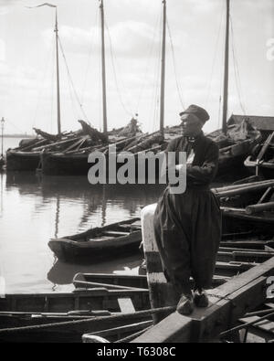 Années 1920 Dutch homme portant des vêtements traditionnels CASQUETTE LONG SLEEVE SHIRT PANTALON VOLUMINEUX DES CHAUSSURES EN BOIS DU PORT DE VOLENDAM HOLLAND - r3748 HAR001 WILLOW HARS TRANSPORT NÉERLANDAIS B&W STYLES ARTISTES PORT VOILIERS FIERTÉ TOURISTIQUE PROFESSIONS ATTRACTION POPULAIRE CULTURE CONCEPTUELLE Sabots Chaussures élégantes FASHIONS DE LONGUE MANCHE NOIR ET BLANC PEUPLIER pittoresque l'origine ethnique caucasienne HAR001 Pays-bas old fashioned RETREAT Banque D'Images