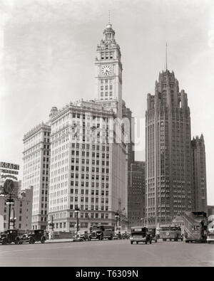 Années 1920 Années 1930 WRIGLEY BUILDING ET CHICAGO TRIBUNE TOWER sur Michigan Avenue Chicago Illinois USA - r6412 HAR001 NOIR ET BLANC HARS HAR001 IL MICHIGAN AVENUE OLD FASHIONED GRATTE-CIEL Banque D'Images