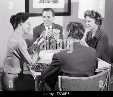 Années 1950 Années 1960 DEUX COUPLES ASSIS À TABLE JOUANT UN JEU DE CARTES - s10400 HAR001 HARS JOIE VIE Femmes conjoint marié ÉPOUX SANTÉ ACCUEIL VIE COPIE Espace demi-longueur d'amitié chers hommes PERSONNES B&W OBJECTIFS PARTENAIRES COLLATIONS costume et cravate BONHEUR JOYEUX SOURIRES LOISIRS LOISIRS STRATÉGIE COEURS BRETZELS CONNEXION CARD JEUX FRIENDLY COOPÉRATION ÉLÉGANT JOYEUSE MID-ADULT MID-ADULT MAN MID-ADULT WOMAN FEMME ENSEMBLE NOIR ET BLANC DE L'ORIGINE ETHNIQUE CAUCASIENNE HAR001 old fashioned Banque D'Images