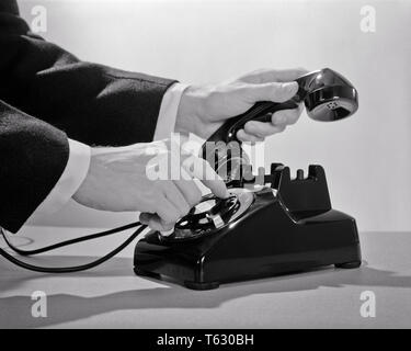 Années 1950 Années 1960 BUSINESSMAN HANDS Téléphone direct - s10321 HAR001 HARS CONCEPTS SYMBOLIQUES MI-homme mi-ADULTES JEUNES ADULTES ADULTES HOMME NOIR ET BLANC PORTRAIT DE L'ORIGINE ETHNIQUE MAINS SEULEMENT HAR001 REPRÉSENTATION À L'ANCIENNE Banque D'Images