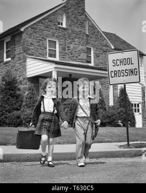 Années 1950, LES JEUNES GARÇONS ET FILLES D'ÂGE ÉLÉMENTAIRE AVEC SAC MAIN DANS LA MAIN marchant ensemble RUE DE BANLIEUE DE PASSAGE À L'ÉCOLE - s107 HAR001 HARS, allant de l'EXPRESSION ÂGE TEMPS VIEUX FRÈRE NOSTALGIE TRAVERSÉE CROIX ANCIENNE MODE ÉLÉMENTAIRE JUVÉNILE SOEUR STYLE FACIAL PEUR SÉCURITÉ PROTECTION D'ÉQUIPE HEUREUX JOIE FEMELLES VIE SANTÉ FRÈRES ACCUEIL ESPACE COPIE VIE DANGER pleine longueur Hommes frères soeurs CONFIANCE B&W EXPRESSIONS GRADE ÉCOLES LE BONHEUR ET L'EXCITATION joyeuse aventure STRATÉGIE MARY JANE À PLAID JUPE SOEUR SOURIRE JOYEUX PRIMAIRE CONCEPTUEL ÉLÉGANT K-12 ATTENTION L'ÉCOLE DE CATÉGORIE Banque D'Images