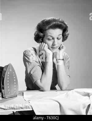 1960 FATIGUÉ HOUSEWIFE posant sa tête SUR LES MAINS LES COUDES SUR LA TABLE EN FAISANT UNE PAUSE À PARTIR DE LA PLANCHE les yeux fermés - s11592 HAR001 HARS, STUDIO SHOT MOODY LA VIE RURALE ACCUEIL ESPACE COPIE MONTRE Dames demi-longueur personnes prenant soin troublé B&W AU REPOS PAUSE TRISTESSE BRUNETTE MAÎTRESSE surchargés de corvée ménagère ménagères siestes professions l'humeur morose CONCEPTUELLE TÂCHES COUDES MID-ADULT MAN MID-ADULT WOMAN PAN MISÉRABLE FER VAPEUR RELAXATION ENNUI NOIR ET BLANC DE L'ORIGINE ETHNIQUE CAUCASIENNE HAR001 old fashioned FATIGUE LASSE Banque D'Images