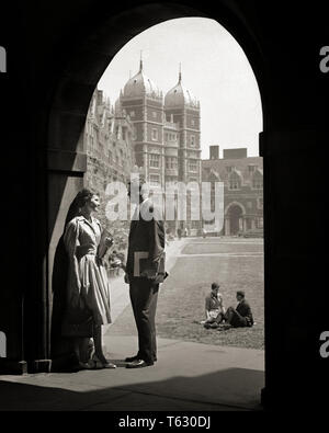 Années 1950 Années 1960 UNIVERSITY COLLEGE COED SCÈNE deux couples d'étudiants parlant l'un DEBOUT DANS ARCHWAY AUTRES assis sur la pelouse de dortoir - s12097 HAR001 HARS FEMELLES HISTOIRE ESPACE COPIE PLEINE LONGUEUR D'AMITIÉ Chers hommes PERSONNES CONFIANCE B&W LE BONHEUR DES UNIVERSITÉS DE DÉCOUVERTE DE CONNAISSANCES EN DORTOIR SUR L'ENSEIGNEMENT SUPÉRIEUR COLLÈGES ÉLÉGANT CONCEPTUEL ARCHWAY COED TOGETHERNESS YOUNG ADULT MAN WOMAN NOIR ET BLANC DE L'ORIGINE ETHNIQUE CAUCASIENNE HAR001 old fashioned Banque D'Images