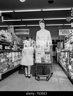 Années 1950 Années 1960 SMILING mother and daughter marchant dans l'ALLÉE DES ALIMENTS EN CONSERVE DE SUPERMARCHÉ SHOPPING - s13082 HAR001 HARS PANIER ÉPICERIE MÈRES VIEUX TEMPS NOSTALGIE 1 OLD FASHION STYLE JUVÉNILE D'ÉQUIPE DES JEUNES ADULTES HEUREUX JOIE SATISFACTION DE VIE SANTÉ VIE ALLÉE FEMELLES ACCUEIL ESPACE COPIE PLEINE LONGUEUR D'AMITIÉ MESDAMES FILLES PERSONNES B&W DE LA CONFIANCE DE L'ACHETEUR EN CONSERVE ET JOYEUX BONHEUR SHOPPERS CHOIX KART MARY JANE SOURIT DE FIERTÉ JOYEUSE CONNEXION COOPÉRATION SOLIDARITÉ MAMANS ÉLÉGANTES JEUNES JEUNES ADULTES FEMME NOIR ET BLANC DE L'ORIGINE ETHNIQUE CAUCASIENNE HAR001 old fashioned Banque D'Images