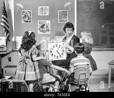 Années 1950 Années 1960, enseignant de maternelle avec 4 élèves en leur enseignant COMMENT LIRE L'HEURE SUR UNE HORLOGE - s13148 HAR001 HARS, VIE DE L'INFORMATION cinq femelles 5 demi-longueur MESDAMES LES PERSONNES QUI S'OCCUPENT LES HOMMES CHIFFRES B&W GRADE KINDERGARTEN ÉCOLES COMMENT CONNAISSANCES INSTRUCTEUR AUTORITÉ DISANT HEURES MINUTES CONNEXION PRIMAIRE PROFESSIONS CONCEPT CONCEPTUEL DIRE K-12 ÉDUCATEUR ÉDUQUER LES ÉDUCATEURS INSTRUCTEURS L'ÉCOLE DE CATÉGORIE JEUNES ADULTES MI-MID-ADULT WOMAN ÉCOLE ENSEIGNE L'UNITÉ NOIR ET BLANC DE L'ORIGINE ETHNIQUE CAUCASIENNE HAR001 old fashioned Banque D'Images