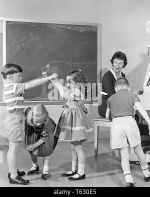 Années 1950 Années 1960 FEMME jouant du piano tout en enseignant aux élèves de maternelle CHILDERN danser et jouer - s13150 HAR001 HARS 1 enseignants son mode de vie juvénile cinq femelles musicien 5 COPIE ESPACE SANTÉ PLEINE LONGUEUR D'AMITIÉ, mi-longueur MESDAMES FORME PHYSIQUE LES PERSONNES FAISANT LES HOMMES B&W BONHEUR MARY JANE Instructeur de maternelle d'INSTRUMENTS DE MUSIQUE MÉTIERS ÉDUCATEUR CONNEXION COOPÉRATION ÉDUQUER LES ÉDUCATEURS l'IMAGINATION JOUE LES JEUNES INSTRUCTEURS MID-ADULT MID-ADULT WOMAN ÉCOLE ENSEIGNE LE NOIR ET BLANC L'ORIGINE ETHNIQUE CAUCASIENNE HAR001 old fashioned Banque D'Images