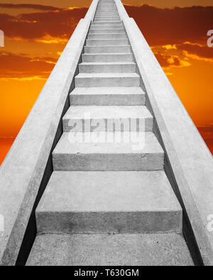 Voir AU BAS DE L'ENSEMBLE DE L'ESCALIER EN BÉTON À LA RECHERCHE DANS LE CIEL LE CIEL COUCHER DU SOLEIL - s14723g HAR001 HARS CIEUX CHOIX LOW ANGLE EXTÉRIEUR COMPOSITE DIRECTION d'escalier escalier escalier en ciel concept conceptuel CONNEXION VIE TOUJOURS RAIDE PARADIS SYMBOLIQUE fidèle jusqu'à la IDÉES CONCEPTS FOI CROYANCE HAR001 récompense concrète à l'ANCIENNE REPRÉSENTATION Banque D'Images