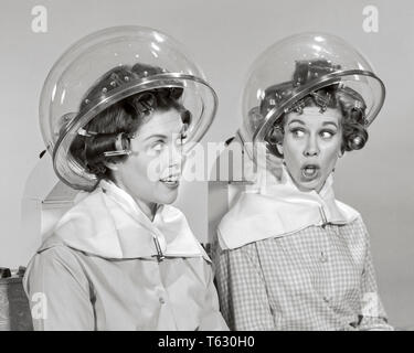 1960 Deux rouleaux à friser les femmes dans leurs cheveux assis sous coiffure cheveux commérage parler - s15079 HAR001 HARS SALON INFORMATION STYLE CAPOT femelles adultes GOSSIP STUDIO SHOT GROWNUP COPIE Espace demi-longueur d'AMITIÉ CHERS PERSONNES ADULTE PARLER FRÈRES SOEURS PAIRES CONFIANCE COMMÉRAGES B&W ROLLERS CURLERS BONHEUR LOISIRS DÉCOUVERTE LEUR MISE EN RÉSEAU EN OCCASION SŒUR SOURIRE CONNEXION Commères d'un sèche-conceptuel d'un sèche-cheveux Salon de beauté de courbure de l'élégant dôme PLASTIQUE COIFFURE COOPÉRATION MID-ADULT MID-ADULT WOMAN TOGETHERNESS WOMAN NOIR ET BLANC Banque D'Images