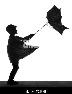 Anonyme 1920 SILHOUETTE DE PETITE FILLE AVEC PARAPLUIE RETOURNÉ DANS LE VENT - s1689 HAR001 HARS CONTOURS TRISTESSE SILHOUETTÉ EXCITATION TOURNÉ PETITE FILLE ÉLÉGANT CONCEPTUEL CHAPEAU CLOCHE DE VENT MAUVAIS TEMPS ANONYME DES RAFALES DE L'INTÉRIEUR LES JEUNES SPÉCIMENS NOIR ET BLANC HAR001 old fashioned Banque D'Images