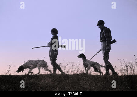 Années 1920 Années 1930, SILHOUETTE ANONYME L'HOMME ET LA FEMME Les chasseurs armés de fusils CHACUN AVEC UN CHIEN DE CHASSE - s2541b HAR001 HARS SILHOUETTÉ LOISIRS LOISIRS ET CANINES POOCH ANONYME CONNEXION COOPÉRATION CANINE D'ARMES À FEU ARMES À FEU MI-MAMMIFÈRE CHASSEURS HOT MID-ADULT MAN MID-ADULT WOMAN NOIR ET BLANC ENSEMBLE HAR001 old fashioned Banque D'Images