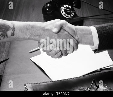 Années 1940 Années 1950 BUSINESSMAN SHAKING HANDS WITH WORKMAN OUVRIER MANUEL SUR UN BUREAU AVEC UN TÉLÉPHONE DE BUREAU - s9462 HAR001 PERSONNES HARS MÂLES INSPIRATION B&W GESTION SUCCÈS OBJECTIFS BRASSARD DE COMPÉTENCES COMPÉTENCES PROFESSION D'ACCORD MANUEL ANGLE ÉLEVÉ STRATÉGIE FORCE LEADERSHIP TRAVAIL D'AVANCEMENT DE L'ACCORD EN MATIÈRE D'EMPLOI PROFESSIONS SHAKING HANDS CONCEPTUEL EMPLOYÉ DE SOUTIEN CONNEXION TATOO CROISSANCE COOPÉRATION SOLIDARITÉ SOLUTIONS IDÉES NOIR ET BLANC DE L'ORIGINE ETHNIQUE CAUCASIENNE MAINS SEULEMENT HAR001 ANCIENNE OUVRIÈRE Ouvrier Banque D'Images