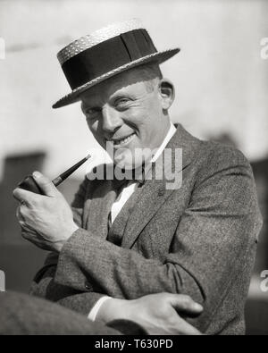 1920 PORTRAIT SMILING MAN fumant une pipe portant un chapeau en paille CHAPEAU STYLE CRAVATE COSTUME LOOKING AT CAMERA - t380 HAR001 HARS JOIE SATISFACTION DE VIE ESPACE COPIE TUYAU PERSONNES DEMI-LONGUEUR HOMMES CARACTÈRE EXPRESSIONS CONFIANCE B&W SUMMERTIME EYE CONTACT costume cravate VENTE DE TUYAUX LOISIRS JOYEUX BONHEUR SOURIRES JOYEUX FUMEUR de styles populaires noeud papillon élégant CADY PLAISANCIER FASHIONS MID-ADULT MID-ADULT MAN VENDEURS NOIR ET BLANC DE L'ORIGINE ETHNIQUE CAUCASIENNE HAR001 old fashioned Banque D'Images