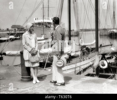 Années 1920, bien habillé COUPLE élégant de parler ensemble MAN SMOKING CIGARETTE YACHT MARINA DEAUVILLE FRANCE - y1064 HAR001 OLD FASHION STYLE 1 HARS FRANCE LOCATIONS LOCATION DE JOIE CÉLÉBRATION DE L'histoire de vie Femmes conjoint marié ÉPOUX COPIE ESPACE LUXE SANTÉ PLEINE LONGUEUR D'AMITIÉ Chers hommes PERSONNES B&W PARTNER SUMMERTIME RESORT DU TEMPS LIBRE RÊVES BONHEUR DÉCOUVERTE AVENTURE LOISIRS ESCAPADE VOYAGE STYLES CLOCHE DE BORD DE MER DU NORD-OUEST DE LA RÉGION DE VACANCES bien habillé VESTE SPORT CONCEPTUEL ÉLÉGANT VOILIER NORMANDIE FASHIONS MID-ADULT MID-ADULT MAN MID-ADULT WOMAN CHAPEAU PANAMA Banque D'Images