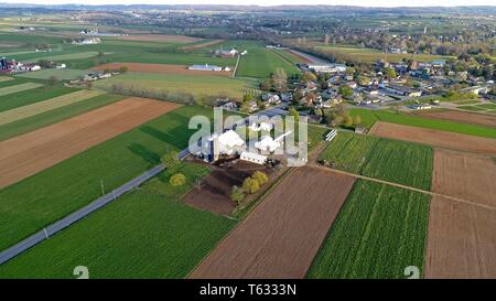 Vue aérienne de Amish Farm Lands et la campagne sur une journée ensoleillée Banque D'Images