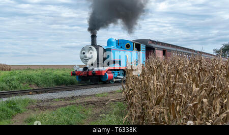 Strasburg, Pennsylvanie - Septembre 2018 : Thomas le train dans la campagne Amish que quelques bouffées de fumée et tirant les enfants à distance Banque D'Images