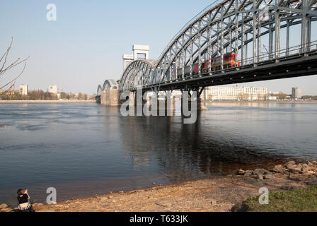 SAINT - Pétersbourg, Russie - le 26 avril 2019 : La jeune fille prend des photos de la Finlande sur le pont de chemin de fer sur la rivière Neva à St Petersburg Banque D'Images