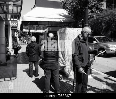 Lire dans la rue, Athènes Grèce Banque D'Images