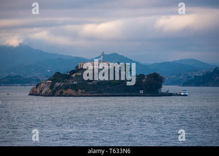 Photo de l'île dans la baie de San Francisco qui abrite la célèbre prison d'Alcatraz. Banque D'Images