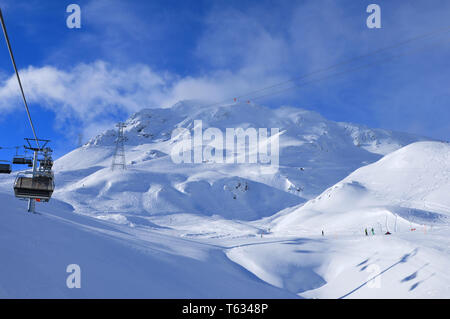 Vue panoramique sur la montagne alpes suisses de Weissfluhjoch au-dessus de la célèbre région d'hiver des Alpes Suisses Davos-City Banque D'Images