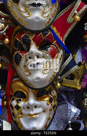 Les masques de carnaval vénitien traditionnel pour la vente, Venise, Vénétie, Italie, l'Europe. Banque D'Images