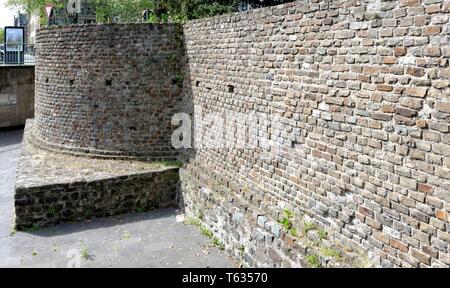 Vestiges de l'ancien mur de la ville romaine à Cologne Banque D'Images
