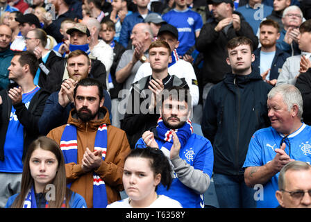 Fans de Rangers Joignez-vous à la minute d'applaudissements pour l'ancien Celtic capitaine Billy McNeill avant le championnat écossais de Ladbrokes match à Ibrox Stadium, Glasgow. Banque D'Images