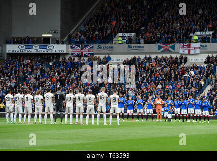 Les joueurs inscrivez-vous à la minute d'applaudissements pour l'ancien Celtic capitaine Billy McNeill avant le championnat écossais de Ladbrokes match à Ibrox Stadium, Glasgow. Banque D'Images