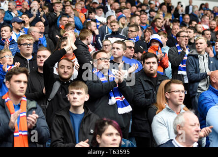 Fans de Rangers Joignez-vous à la minute d'applaudissements pour l'ancien Celtic capitaine Billy McNeill avant le championnat écossais de Ladbrokes match à Ibrox Stadium, Glasgow. Banque D'Images