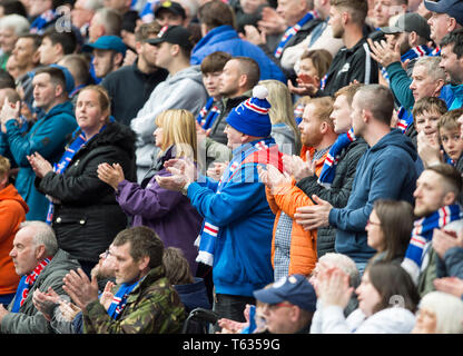 Fans de Rangers Joignez-vous à la minute d'applaudissements pour l'ancien Celtic capitaine Billy McNeill avant le championnat écossais de Ladbrokes match à Ibrox Stadium, Glasgow. Banque D'Images